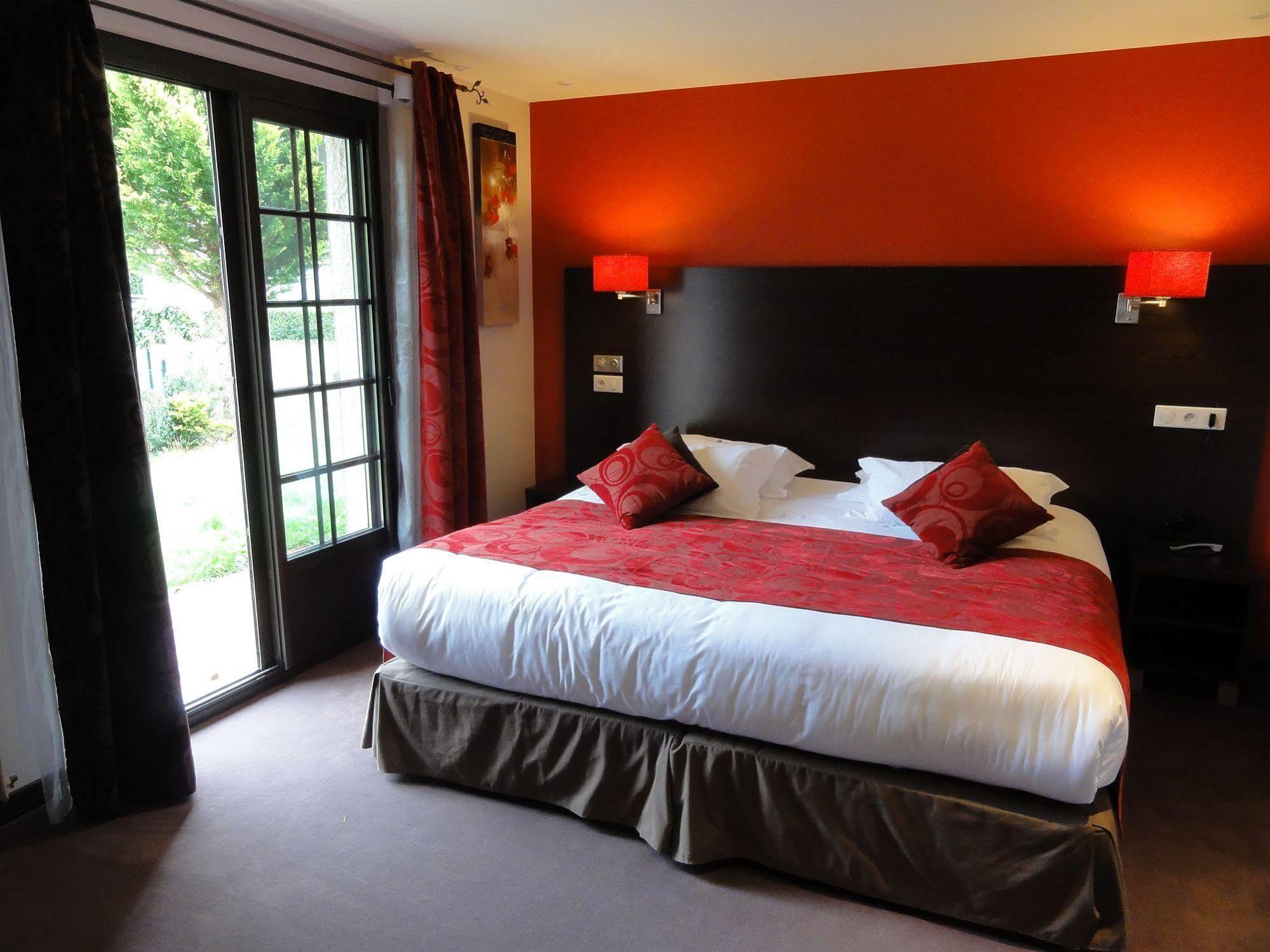 Hôtel Restaurant Les Coquelicots, The Originals Relais (Inter-Hotel) Saint-Pardoux-l'Ortigier Quarto foto